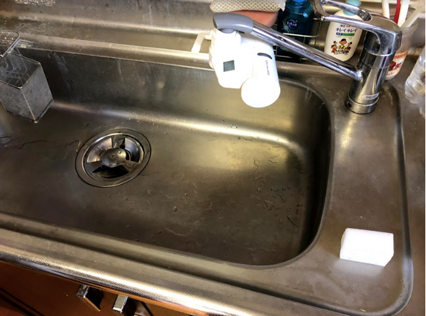 水垢のついたキッチン