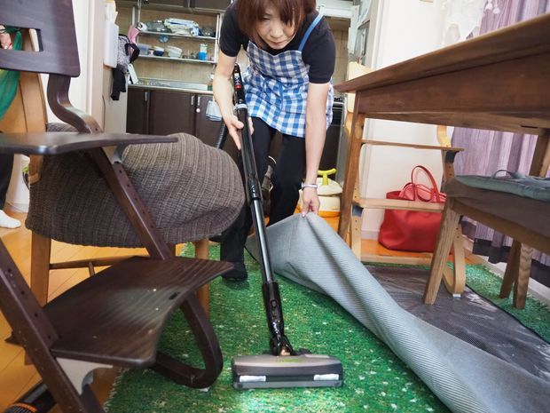 掃除機をかける女性