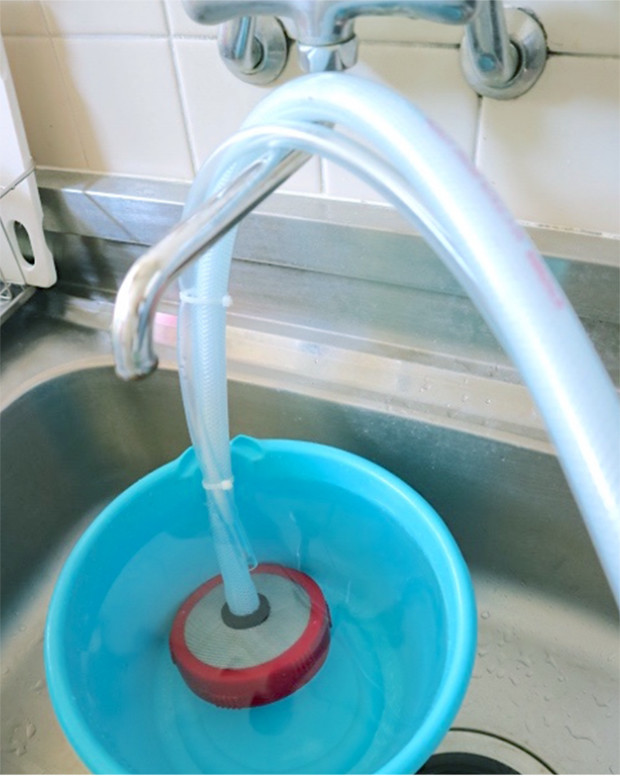 水を汲み取るホース