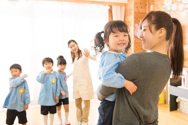 お母さんが子どもを迎えに行っている