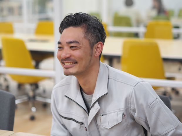 インタビューを受ける男性