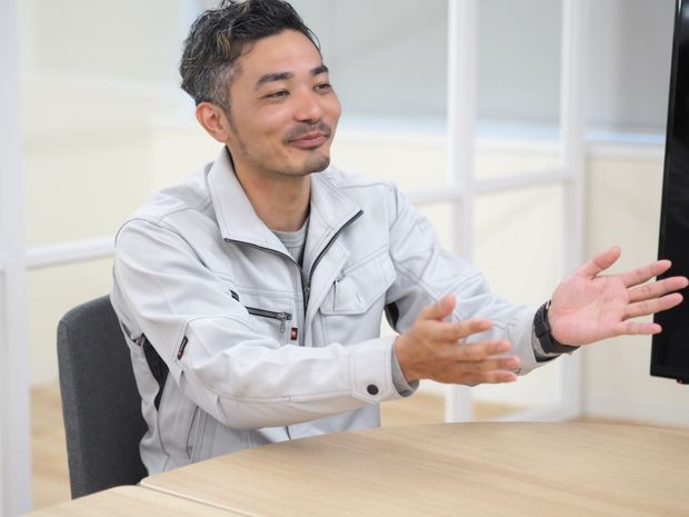 笑顔で話す男性