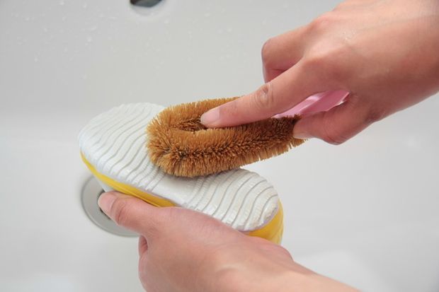 上履きをたわしで洗っている