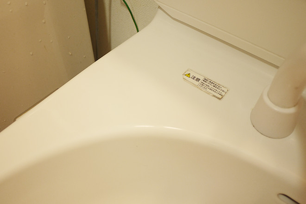 うっすら水垢のついた洗面ボウル