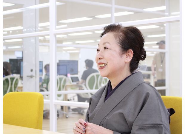着物を着て笑顔で話す女性