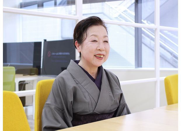 笑顔で話す女性