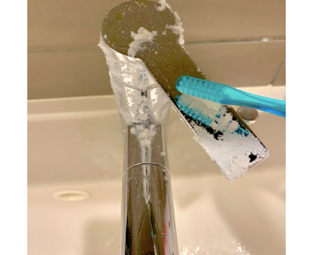蛇口を歯ブラシで洗う