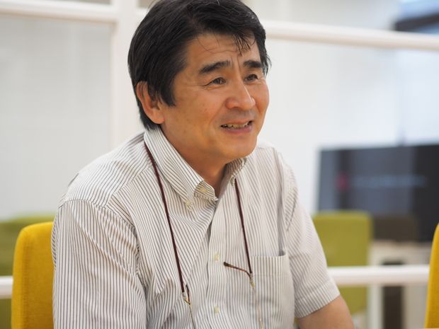 笑顔で話す男性