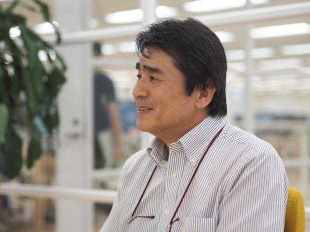 笑顔で話す男性の横顔