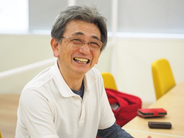 笑顔で話す男性