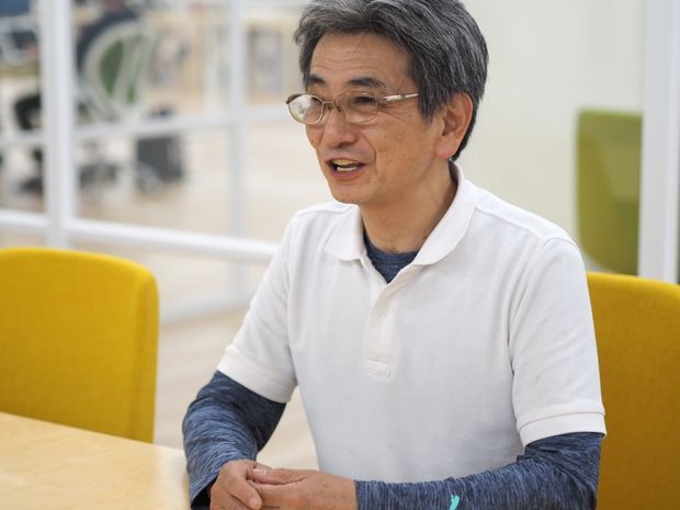 真剣に話す男性