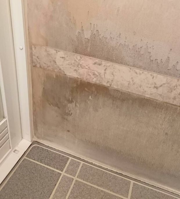 汚れた風呂場