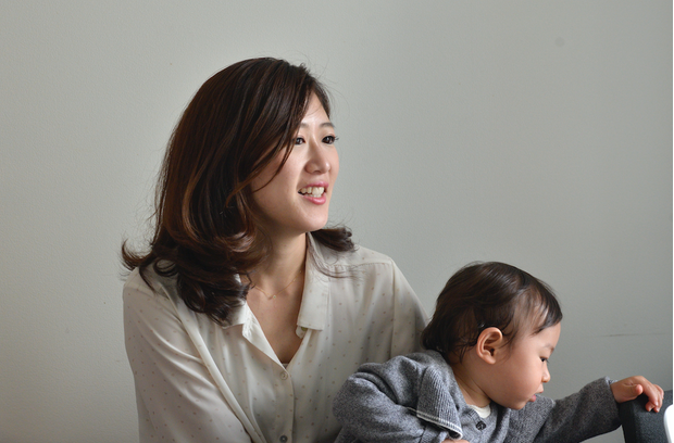 話をする女性と子供