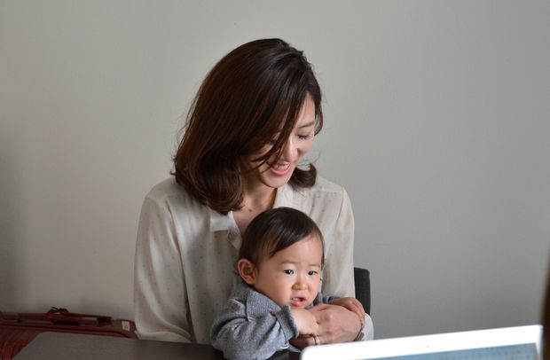 子供に微笑みかける女性