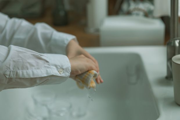 手絞りで脱水する様子