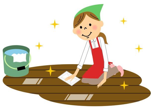 床の拭き掃除をする家事代行の女性