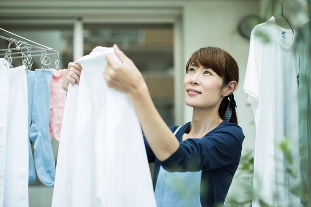 洗濯をする女性