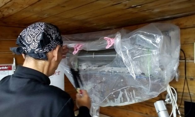 エアコンクリーニングをする男性