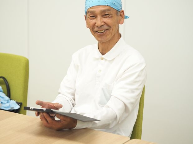 笑顔でタブレットを操作する男性