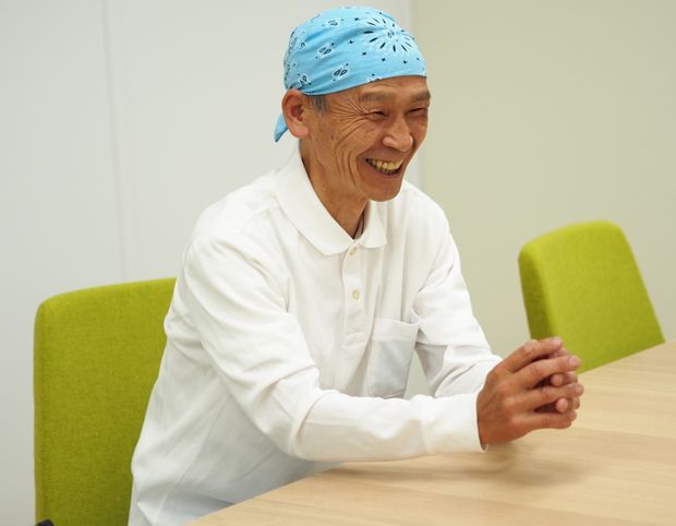 笑顔で話す男性