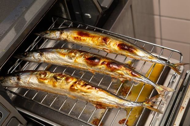 グリルの網に乗った焼き魚