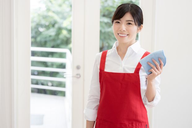 雑巾をもった女性
