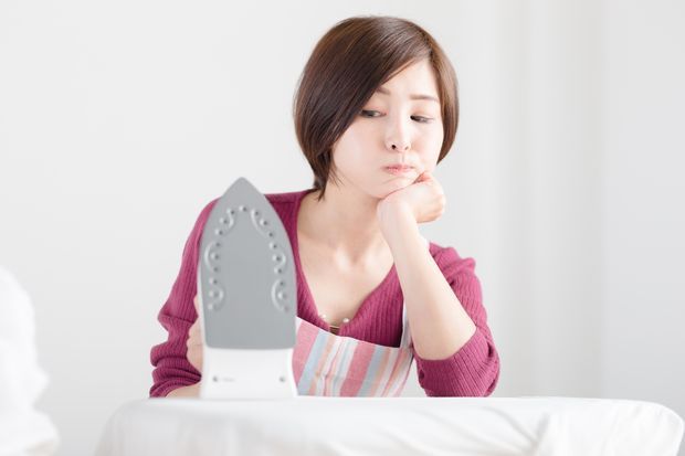 アイロン・ネガティブ女性