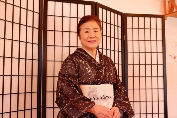 着物を着ている笑顔の女性
