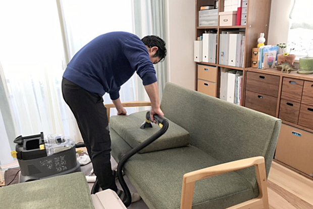 ソファーの高圧噴射バキューム洗浄をする事業者