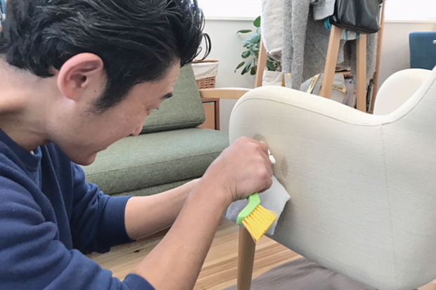 一つひとつの汚れをブラシで落とす様子