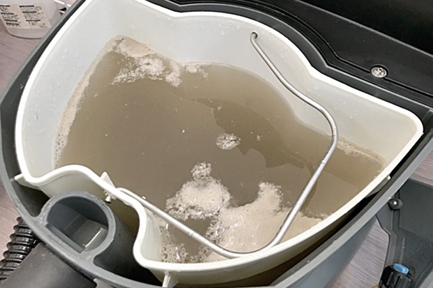 バキュームで吸い込んだ汚水