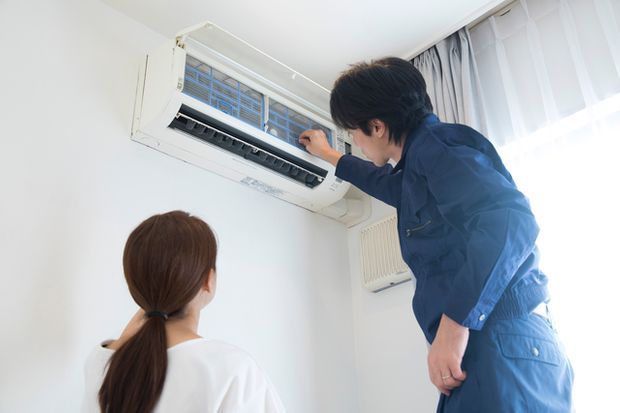エアコンのカバーを外してフィルターを見ている様子