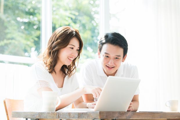洗面所掃除の依頼を検討する夫婦