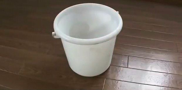 床に置かれたバケツ
