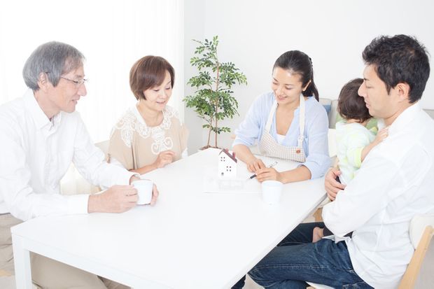 家族でリフォーム内容を検討している様子