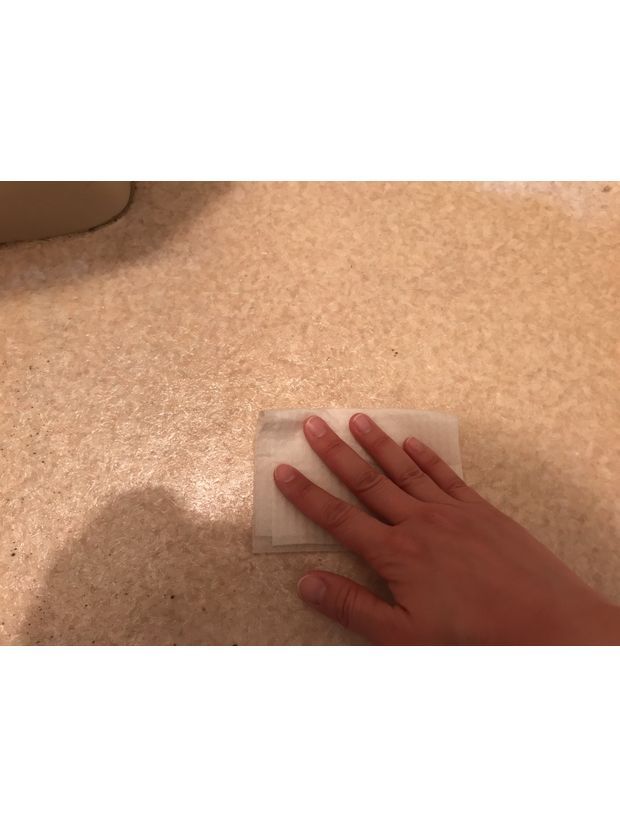 トイレの床を拭く