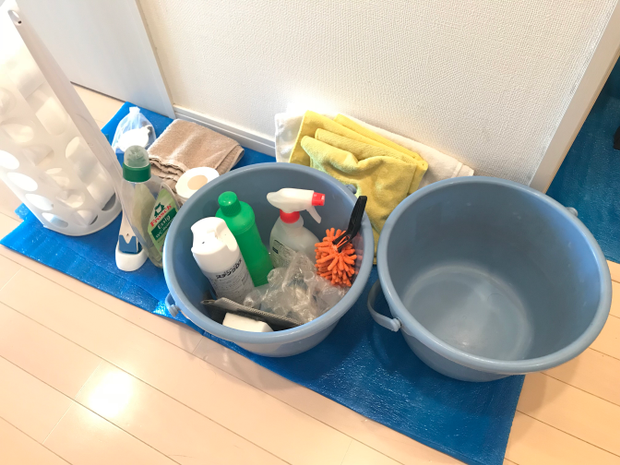 トイレクリーニングに使う道具を廊下に並べた様子