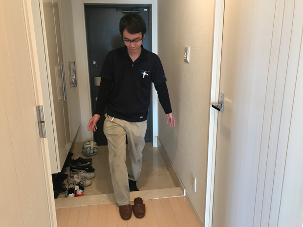 玄関で持参したスリッパを履く事業者