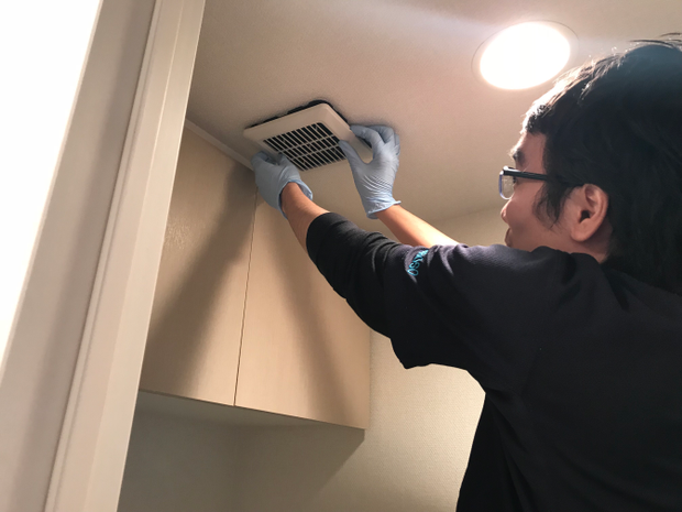 天井の換気扇を取り外す事業者