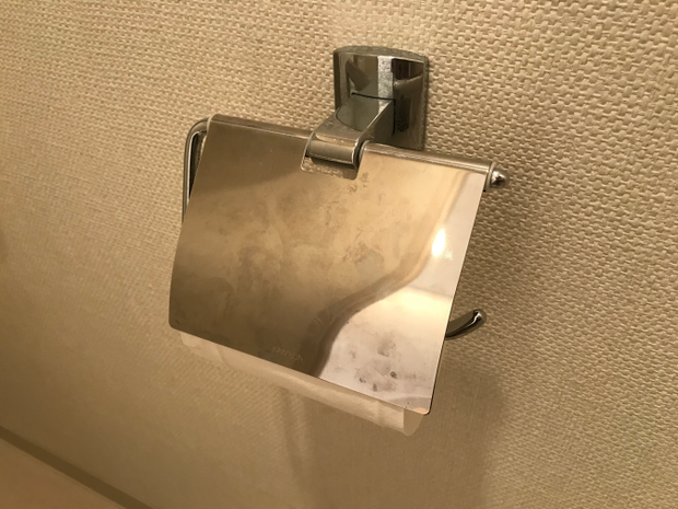 手垢のついたトイレットペーパーホルダー