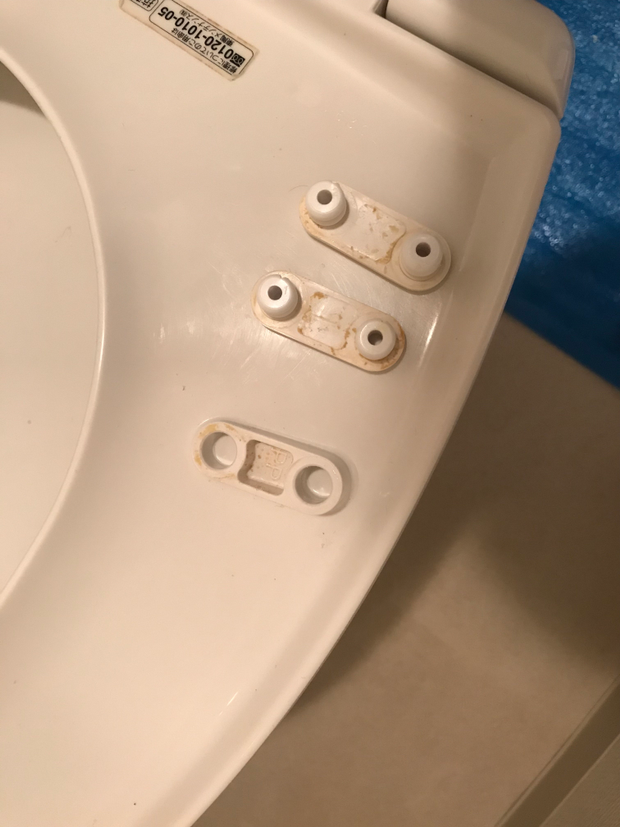 トイレのタンクをやすりで掃除する事業者