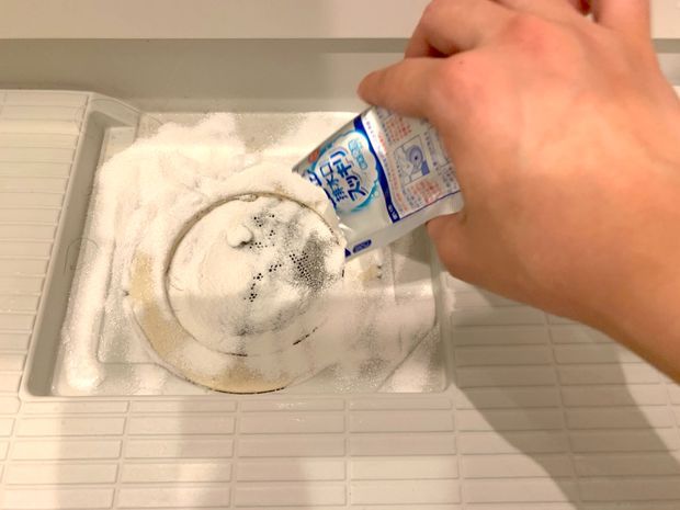 カビハイター排水口スッキリをふりかけている