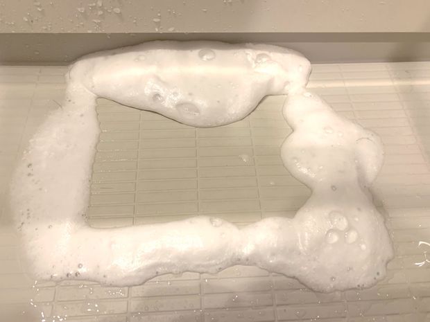 ふたからも溢れている泡
