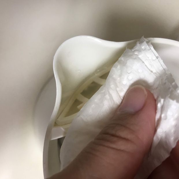 重曹で注ぎ口を拭きます