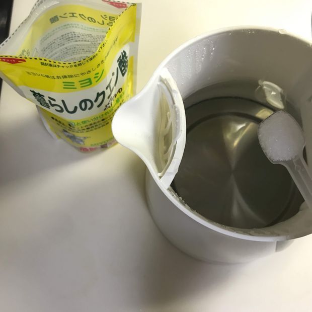 ティファールにクエン酸を入れているところ