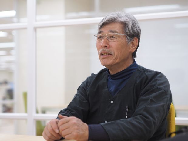 笑顔で話す男性
