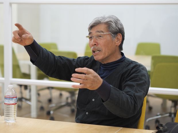 手を使って説明する男性