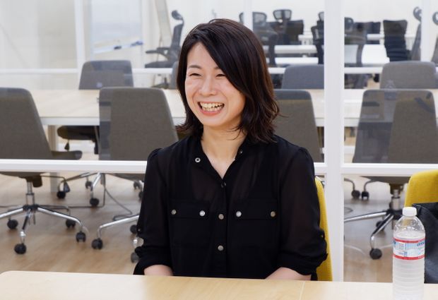 インタビューに笑顔で応えるyellow・日野原さん