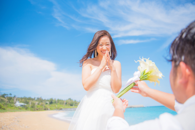 海辺で笑う新婚カップル3