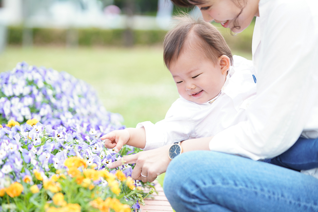 花を愛でるお母さんと赤ちゃん